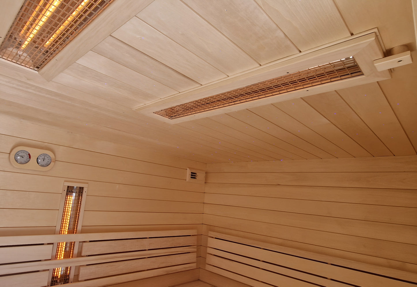 Klappbarer Infrarotstrahler mit Rahmen aus Weißespen-Holzrahmen